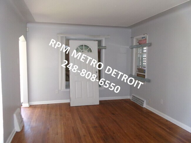 Building Photo - MOVE IN READY 3 BEDROOM BUNGALOW in DETROIT