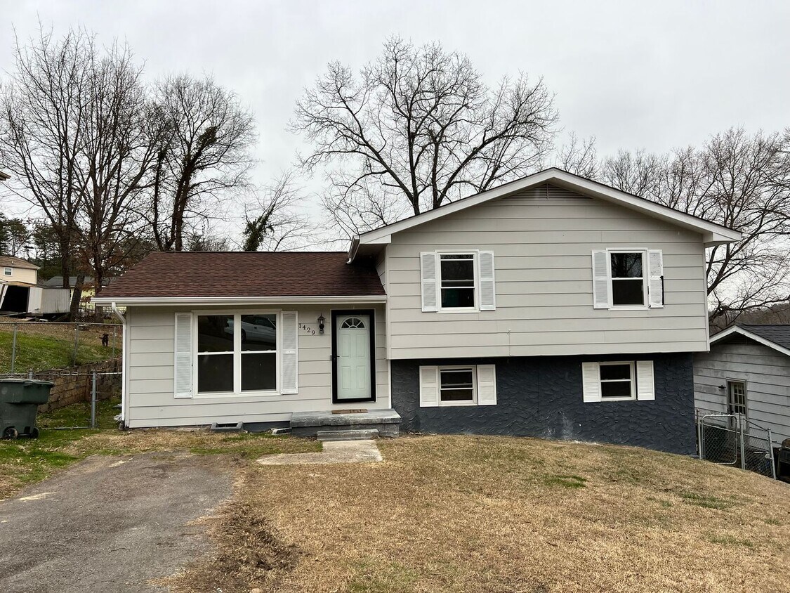 Foto principal - Newly renovated 3bed/2bath in east ridge f...