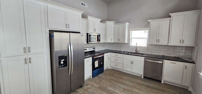 Building Photo - DTR - 210 N 7th Street