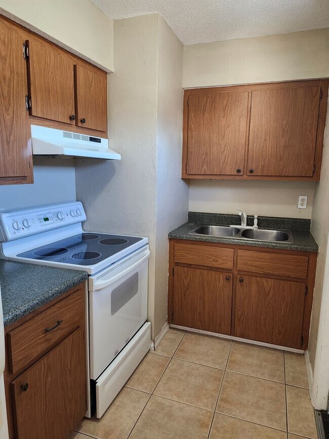 Building Photo - 3365 Normandy Dr