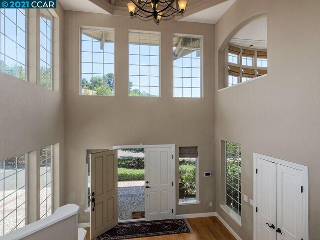 Foto del edificio - 3434 Woodview Dr