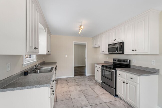 Building Photo - Stunning and Spacious! 3Bed/2.5Bath Townho...