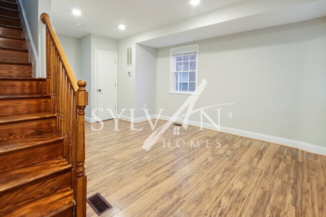 Foto del edificio - Prepare to be impressed by this 5 bedroom,...