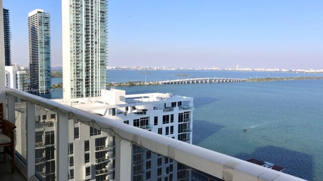 Foto del edificio - 600 NE 36th St