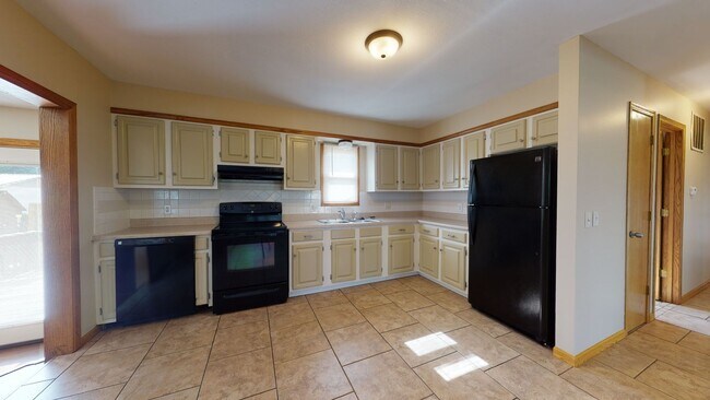 Building Photo - 3 Bedroom, 1.5 Bathroom House
