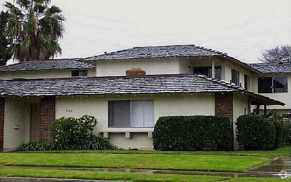 Building Photo - 340 W Fairway Dr