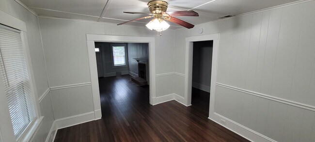 Foto del edificio - 923 Rosewood Pl