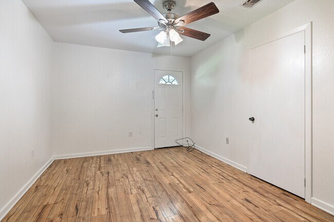 Building Photo - 3150 Carmen Dr