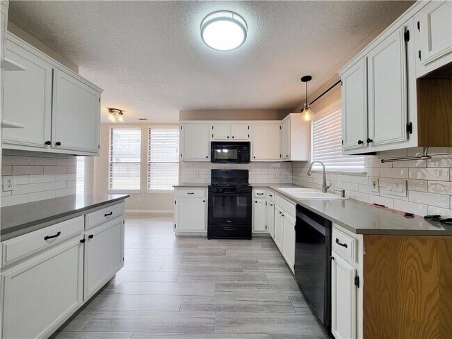 Foto del edificio - 1411 River Oak Dr