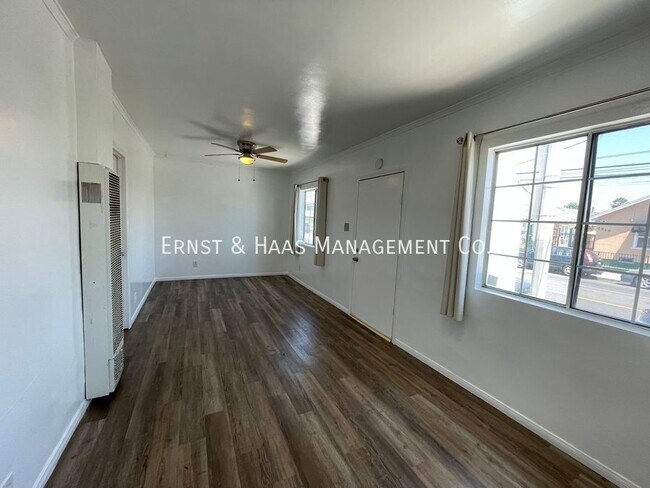 Foto del edificio - Charming 2 Bedroom Duplex Unit with Parking!