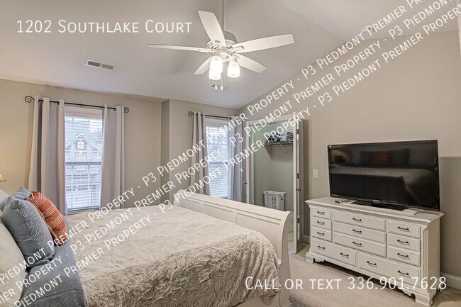 Building Photo - 1202 Southlake Ct