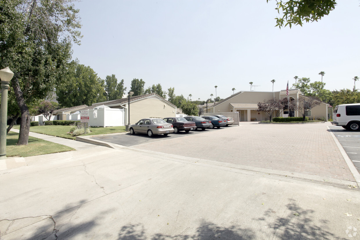 Building Photo - Glendora Gardens