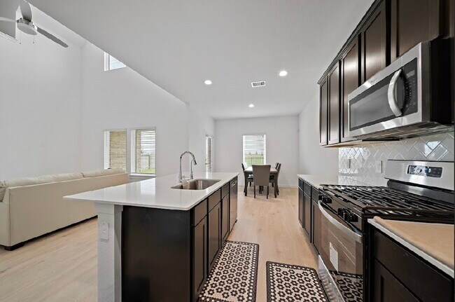 Foto del edificio - 3815 Pierce Pl Ln