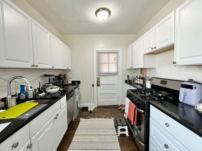 Building Photo - 3825 N Greenview Ave