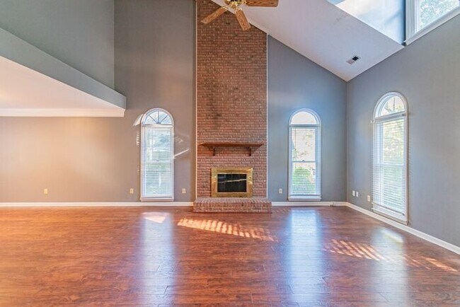 Foto del edificio - Beautiful 4-bedroom 2.5 bath home in desirable Brownes Ferry subdivision