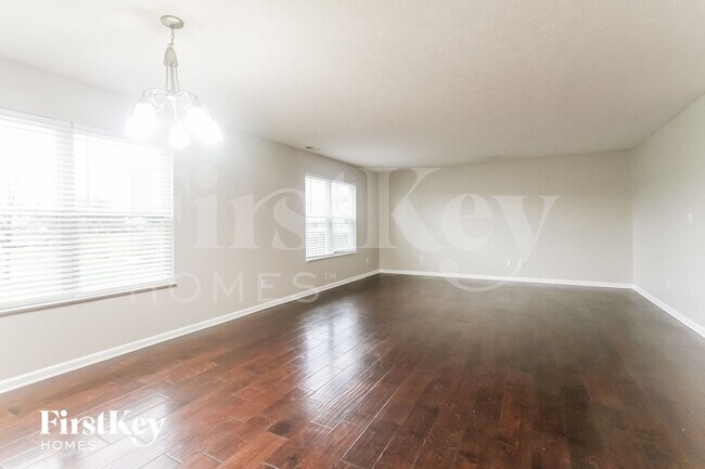 Foto del edificio - 8051 Little River Ln