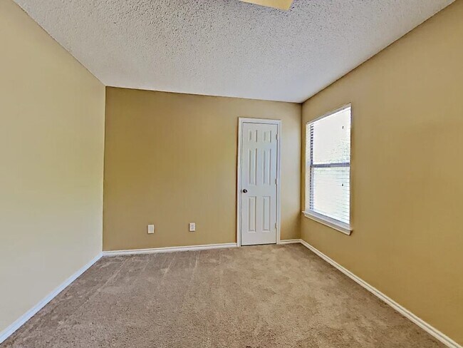Building Photo - 6625 Basswood Dr