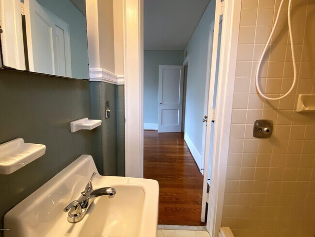 Building Photo - 11 Colonial Dr