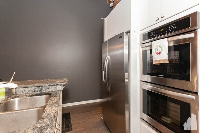 Building Photo - Wonderful West Loop Loft Available Jan 1st!