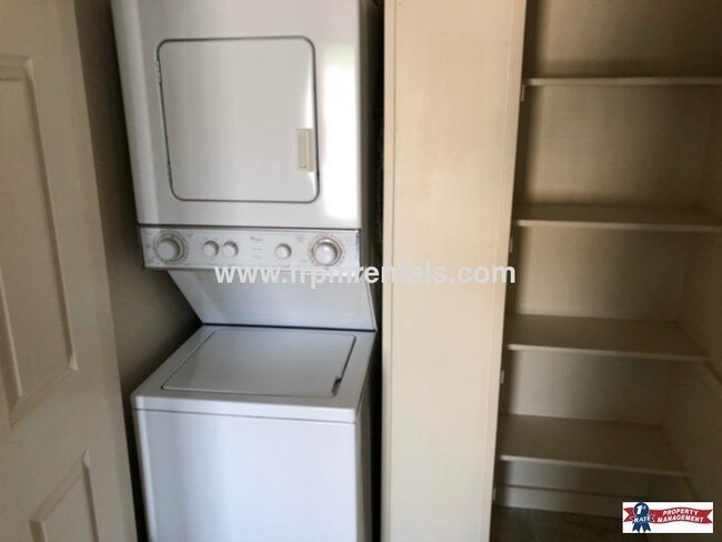 Building Photo - SUPER CUTE 1 Bed1 Bath W/D Included