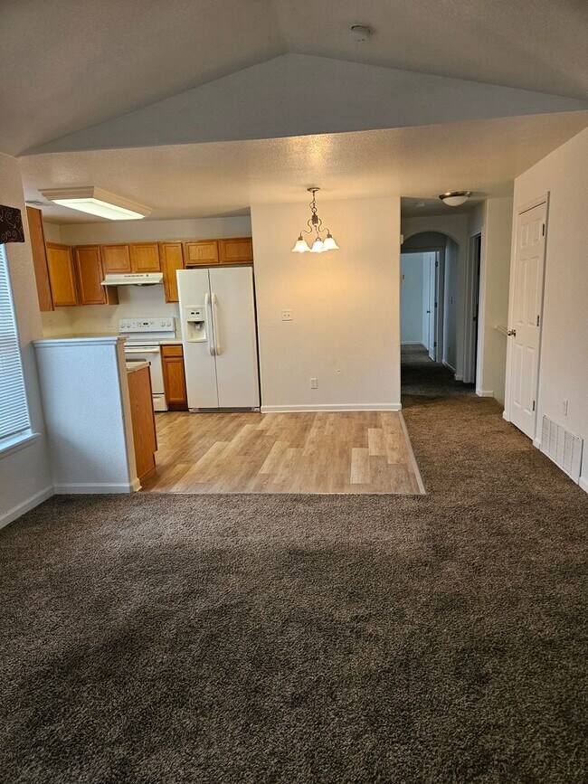 Foto del edificio - Amazing price amazing location 2 bdrm Cond...
