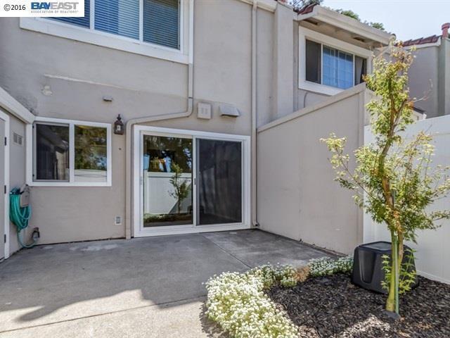 Building Photo - Park like end unit, move in condition with...