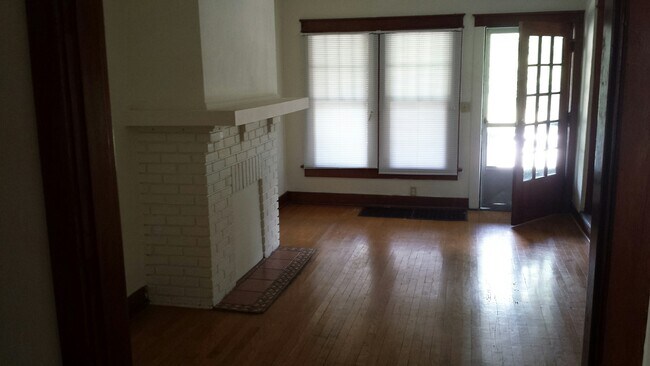 Building Photo - 630 W Fairview Ave