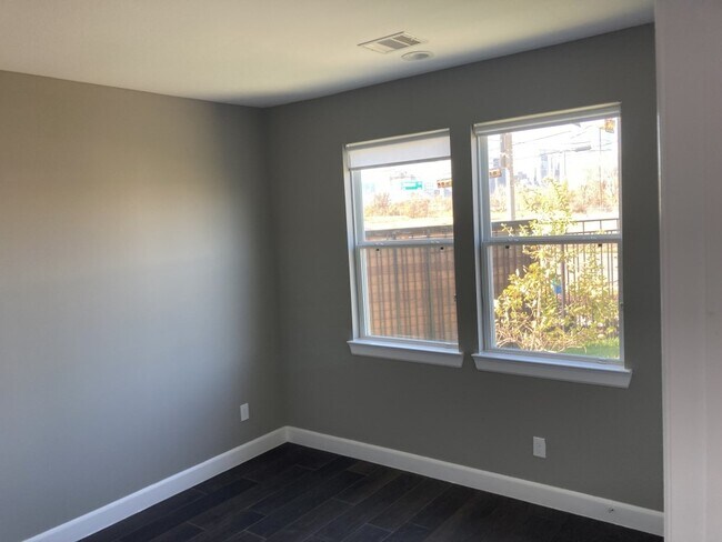 Foto del edificio - 304 Jensen Dr