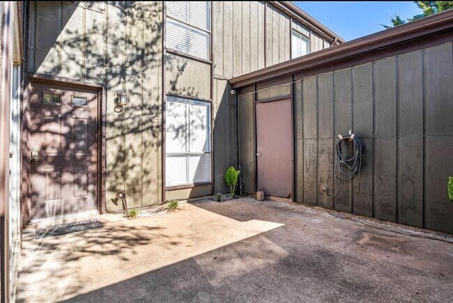 Building Photo - 4641 Country Creek Dr