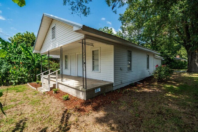Foto del edificio - ? Adorable Bungalow Home in Highly Desirab...