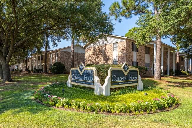 Building Photo - Colonial Plaza Apartments