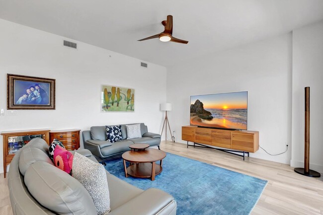 Building Photo - 155 E Boca Raton Rd