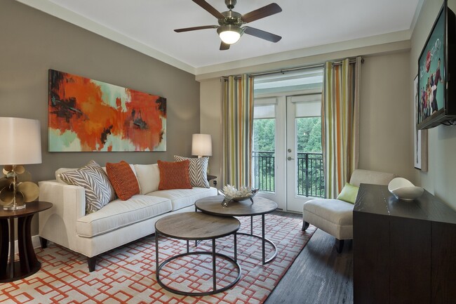 Planos de planta abiertos y espaciosos con pisos de tablones de vinilo de lujo en la entrada, la cocina y la sala de estar. - Marshall Park Apartments + Townhomes