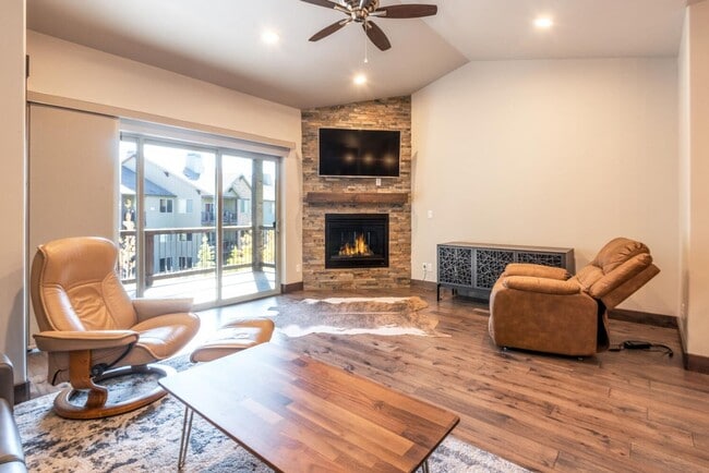 Building Photo - Modern Townhome in Black Rock Ridge