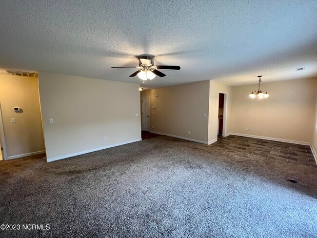 Foto del edificio - 204 Meadowlark Ln
