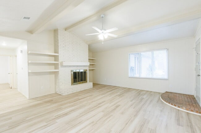 Building Photo - Beautifully Updated Duplex in South Lubbock!