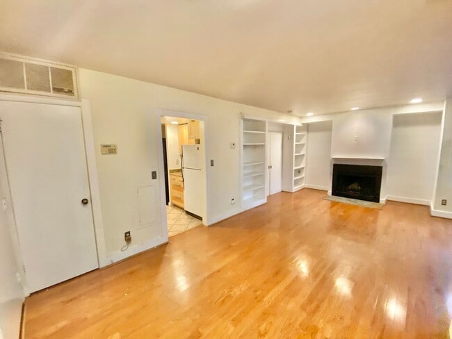 Building Photo - SAVE OVER $200!* Dupont Circle 1 Bedroom Charmer with Patio, Fireplace, Central Air, Washer/Dryer!