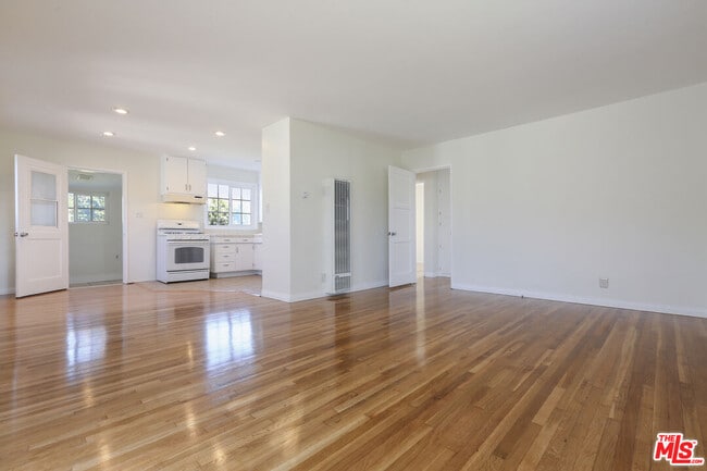 Foto del edificio - 8326 Barnsley Ave