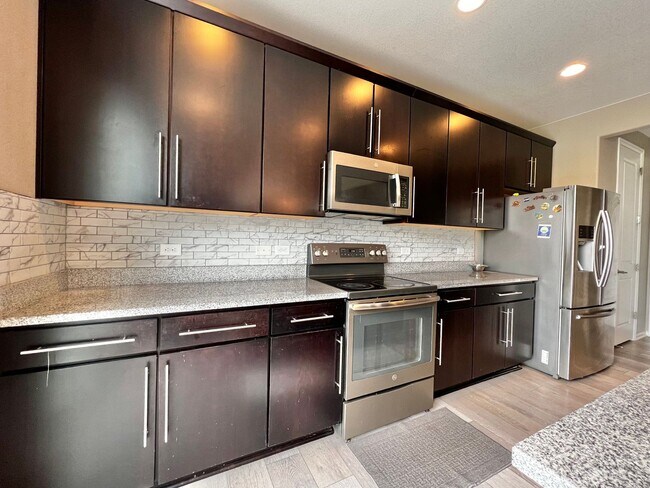 Foto del edificio - Spacious 5 Bed 3.5 Bath with Modern Upgrades!