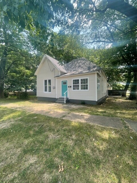 Primary Photo - 827 W Monroe Ave