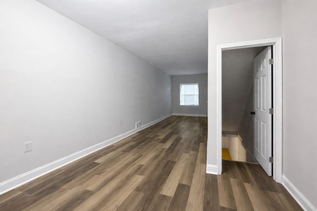 Foto del edificio - Renovated 3BR Rowhome with Central AC & Fenced Yard