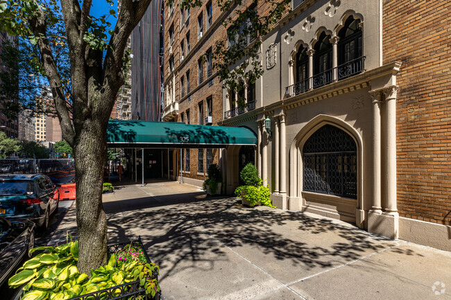 Entrada - 325 E 79th St