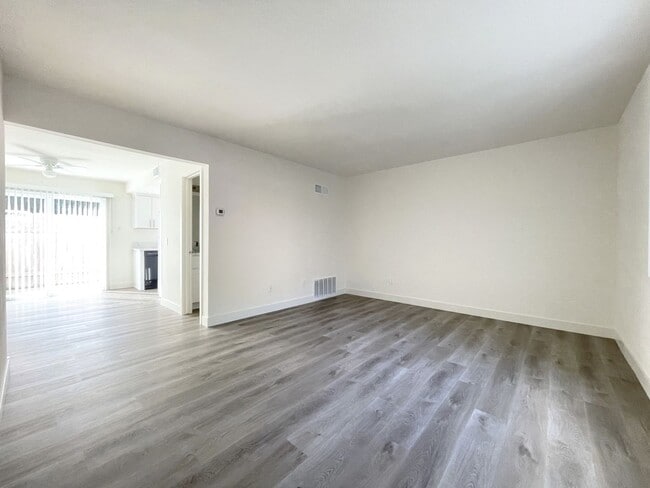 Foto del edificio - Fully Remodeled Fire Mtn. Townhome w/ Garage!