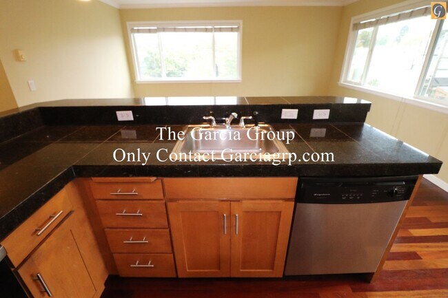 Building Photo - Great 2 Bedroom Hawthorne Condo!