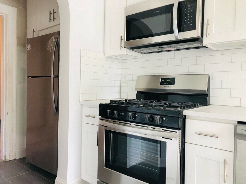Kitchen - 402 Berkley Rd