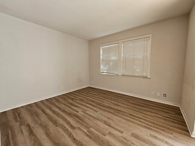 Foto del edificio - 4634 Cowell Blvd