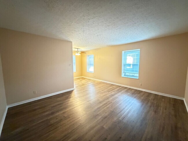 Foto del edificio - 4401 Landside Dr