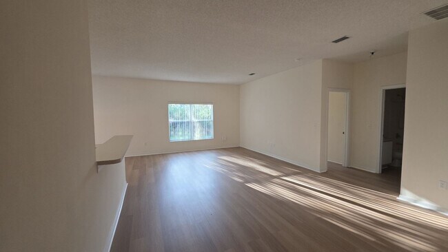 Building Photo - Newly renovated 3 bed, 2 bath home located minutes from Palm Coast dining, shopping, and the beach