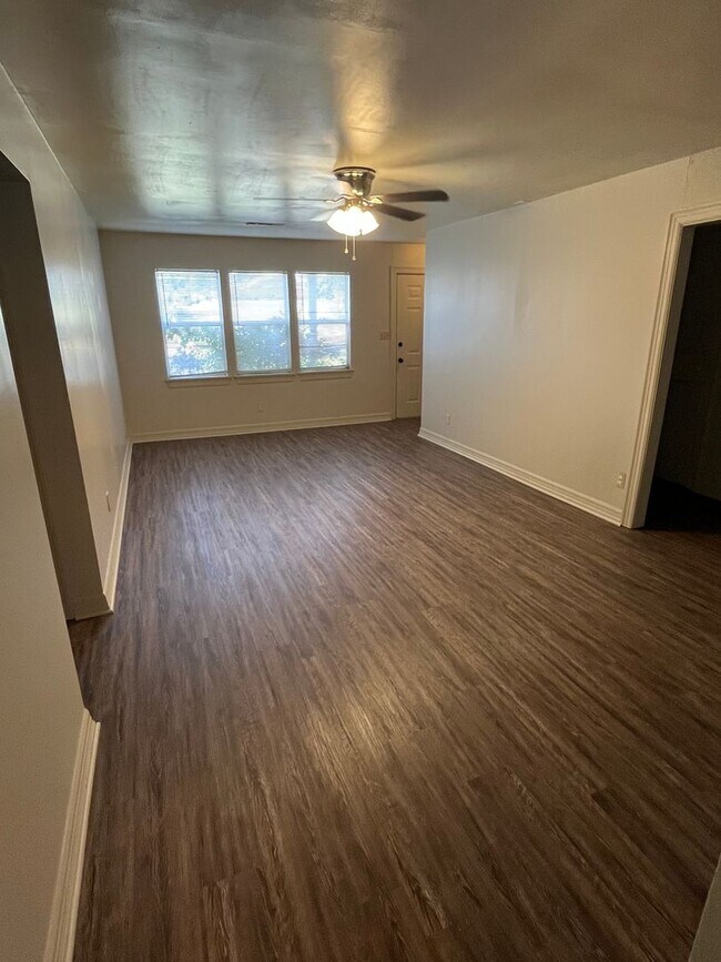 Foto del edificio - WALKING DISTANCE TO THE U OF A & FAYETTEVILLE HIGH SCHOOL!!!