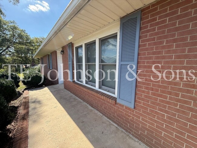 Foto del edificio - Three bedroom House with Large Lot in Country Setting